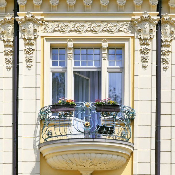 Ventana de un edificio antiguo. Praga Vieja, 2019
. - Foto, Imagen