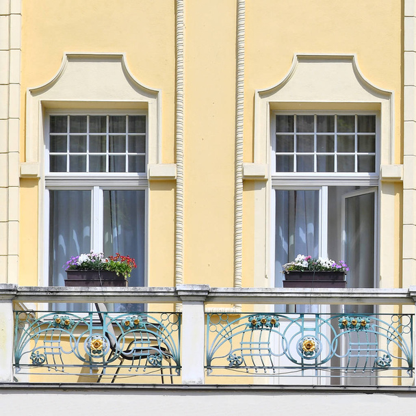 Egy régi épület ablakából. Old Prague, 2019. - Fotó, kép