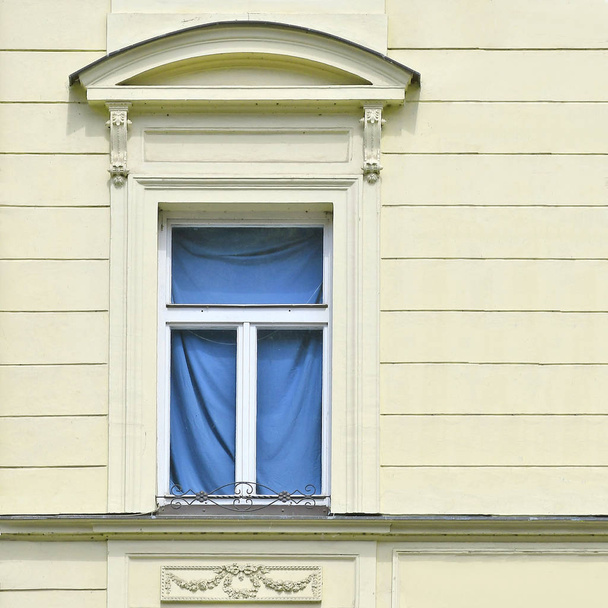 Fenêtre d'un ancien bâtiment. Vieux Prague, 2019
. - Photo, image