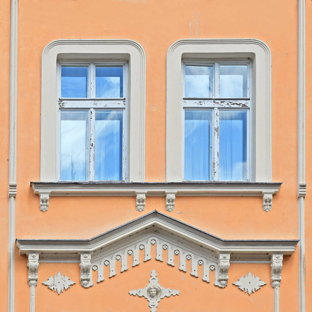 Okno starověké budovy. Stará Praha, 2019. - Fotografie, Obrázek