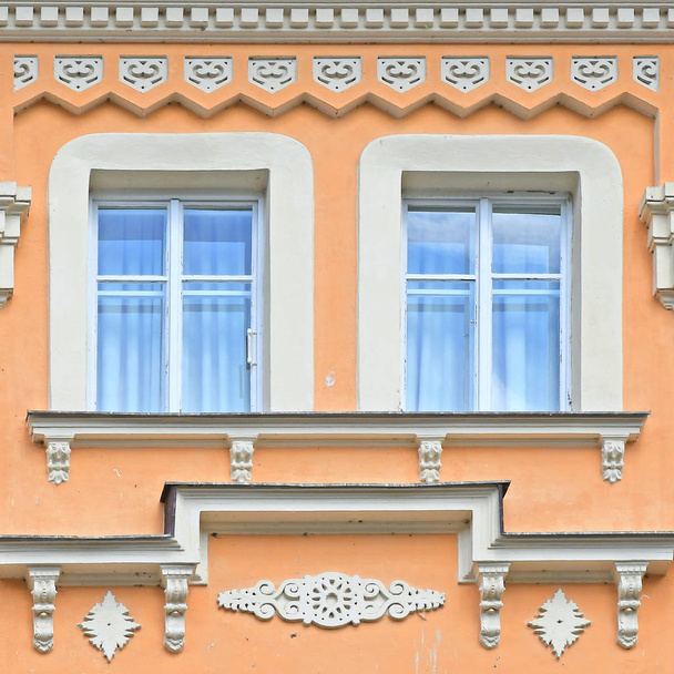 Eski bir binanın penceresi. Eski Prag, 2019. - Fotoğraf, Görsel