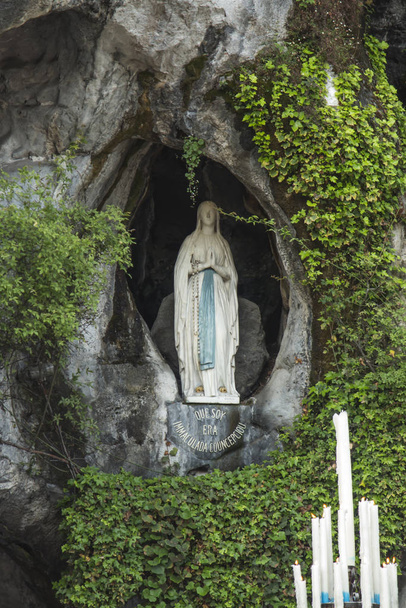Estatua de Nuestra Señora de la Inmaculada Concepción con rosario en el
 - Foto, Imagen