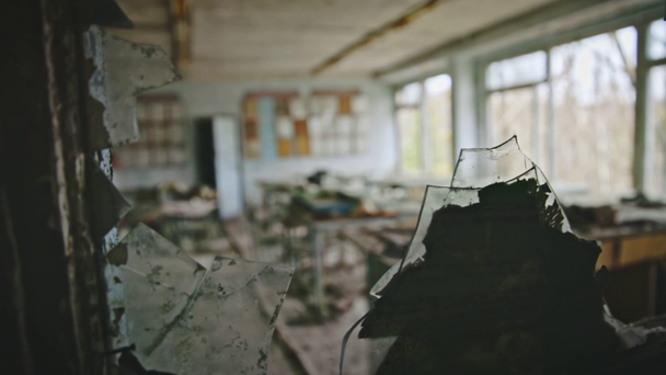 Gebroken glas op de Chernobyl-school close-up footage - Video