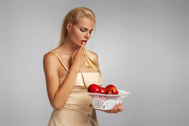 young woman holding red apple - Φωτογραφία, εικόνα