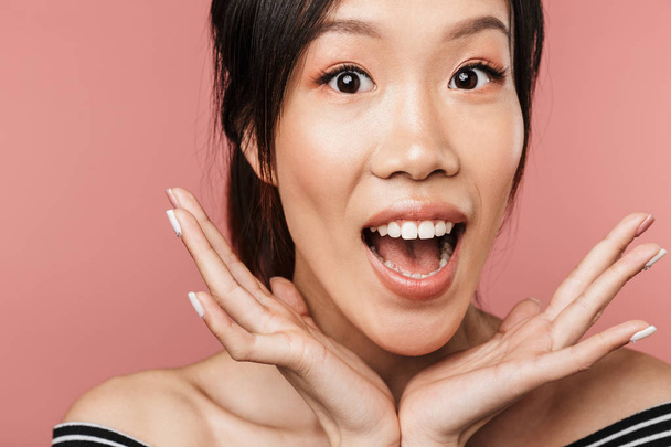 Foto di felice donna asiatica vestita in abbigliamento di base ridere e lo
 - Foto, immagini