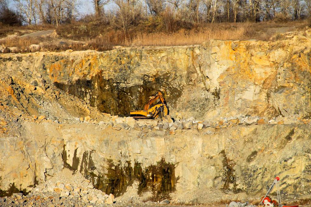 Extracción de recursos minerales en la cantera de granito - Foto, Imagen