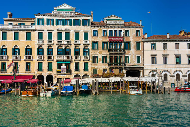 Maisons, ruelles, canaux d'eau et autres sites dans le paysage urbain de la métropole touristique Venise, Italie
 - Photo, image
