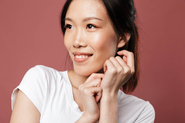 Portrait of alluring asian woman dressed in basic wear smiling a - Foto, afbeelding
