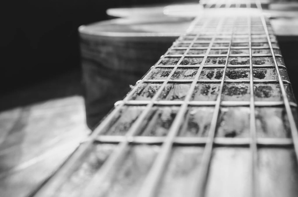 Perspectief foto van de nek van een oude akoestische gitaar - Foto, afbeelding