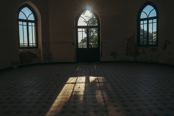 Window. The sun's rays shine through the old window in the room. - Фото, изображение