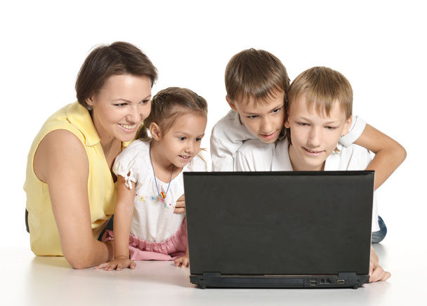 šťastná rodina sleduje laptop na bílém pozadí - Fotografie, Obrázek