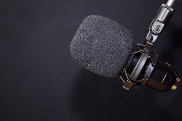 Nahaufnahme des Retro-Mikrofons isoliert auf schwarzem Bokeh-Hintergrund - Foto, Bild