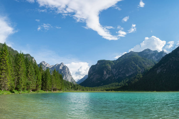 Hermosa vista panorámica del Lago di Dobbiaco y los Alpes italianos
 - Foto, Imagen