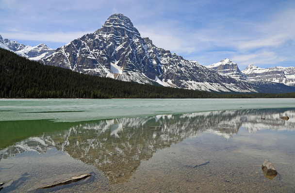 Reflexión sobre el Monte Chephren - Parque Nacional Jasper, Alberta, Canadá
 - Foto, imagen