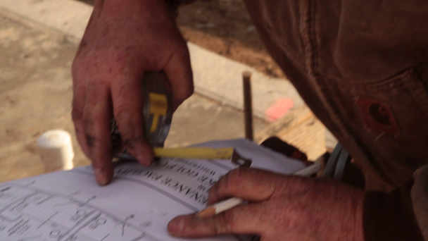 I lavoratori edili consultano i progetti
 - Filmati, video
