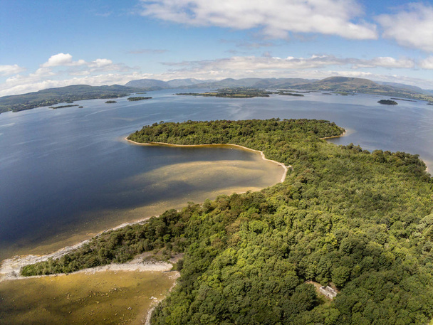 Vista aérea da praia e da floresta na Ilha Inchagoill
 - Foto, Imagem