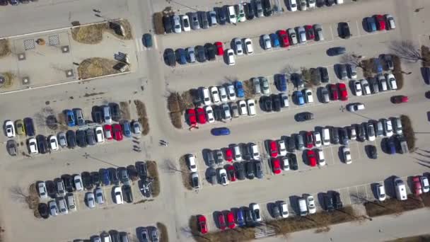 Vista aérea superior de muchos coches en un estacionamiento o venta de coches concesionario de mercado. - Imágenes, Vídeo