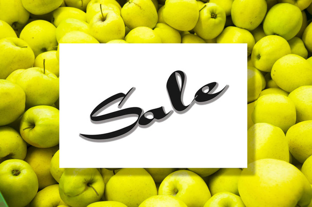 Κορυφαία προβολή του μοτίβου φρούτων Μήλου με κείμενο πώλησης στο φόντο του προτύπου πλαισίου. επίπεδη σχεδίαση. - Φωτογραφία, εικόνα