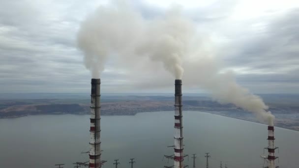 Letecký pohled na vysoké komínové trubky s šedým kouřem z uhelné elektrárny. Výroba elektřiny z fosilních paliv. - Záběry, video