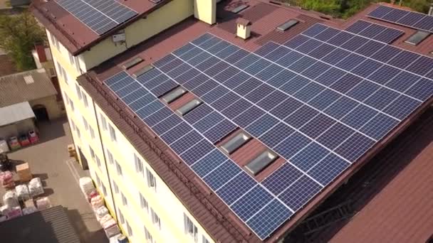 工業ビルの屋根に太陽光パネルの航空写真. - 映像、動画