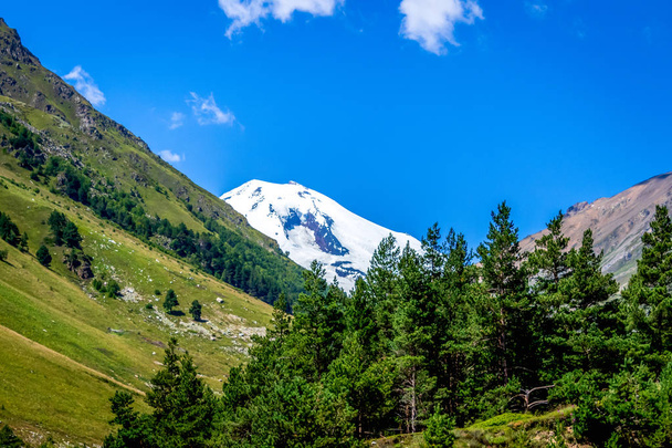 Elbrus, Rusya ve Avrupa'nın en yüksek dağ zirvesidir. Iyi gelişmiş ulaşım ve ilgili altyapı nedeniyle, Elbrus ve çevresindeki alanlarda eğlence, spor, turistik ve dağcılık çok popüler. - Fotoğraf, Görsel