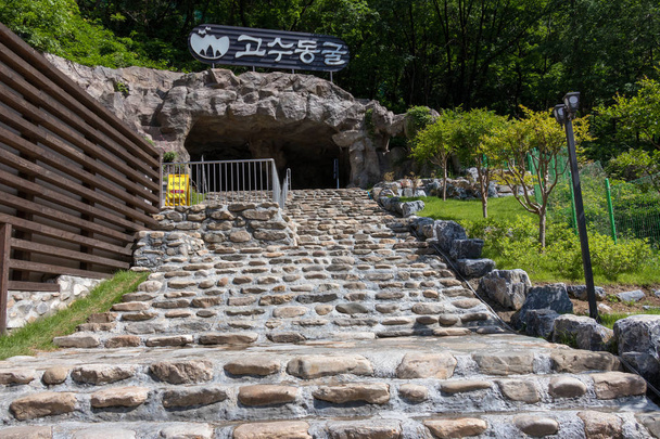 Exterior Vista de entrada da Caverna Gosu. Grande caverna de calcário perto de Danyang, Província de Chungcheong do Norte, Coreia do Sul, Ásia
. - Foto, Imagem