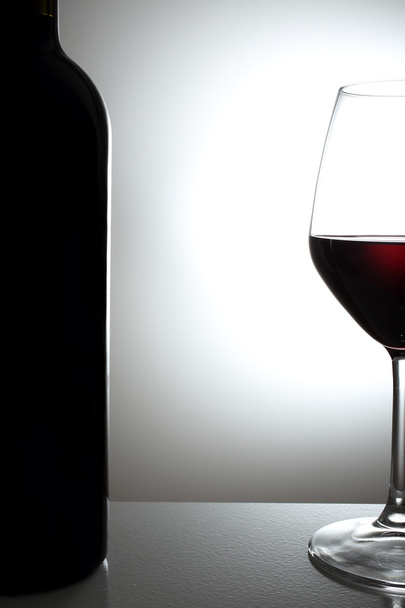 Wein in einem Glas grauen Hintergrund - Foto, Bild