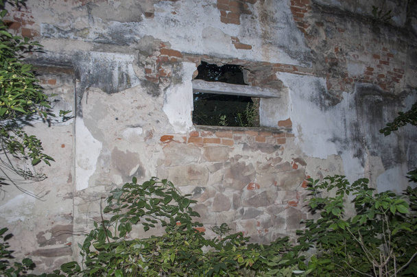 Стена с окнами в старой заброшенной церкви
 - Фото, изображение