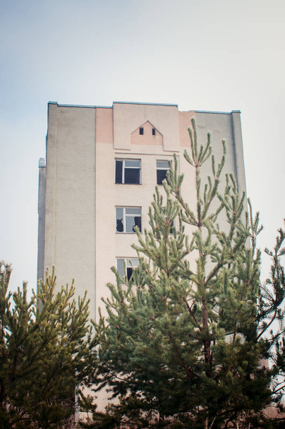 Opuszczony budynek wielopięciowy w terenie - Zdjęcie, obraz