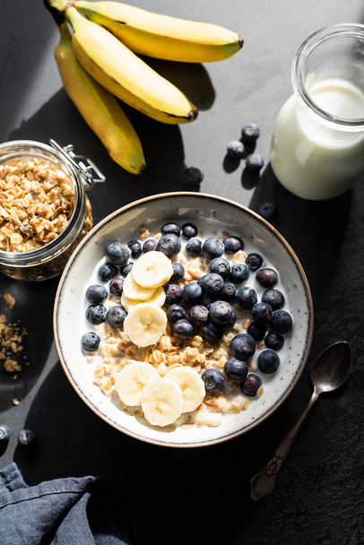 Breakfast cereal oat granola with banana and blueberry - Foto, Imagen