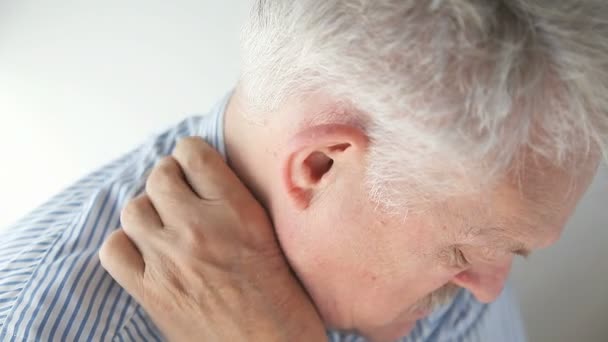 Hombre mayor tiene una picazón persistente en el cuello
. - Metraje, vídeo