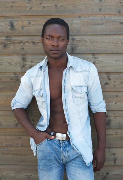 Modelo de moda masculina atraente em pé ao ar livre
 - Foto, Imagem