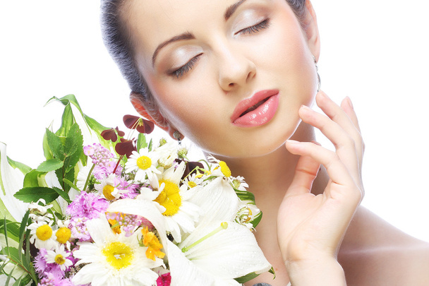 krásná mladá žena s kytice květiny - Fotografie, Obrázek
