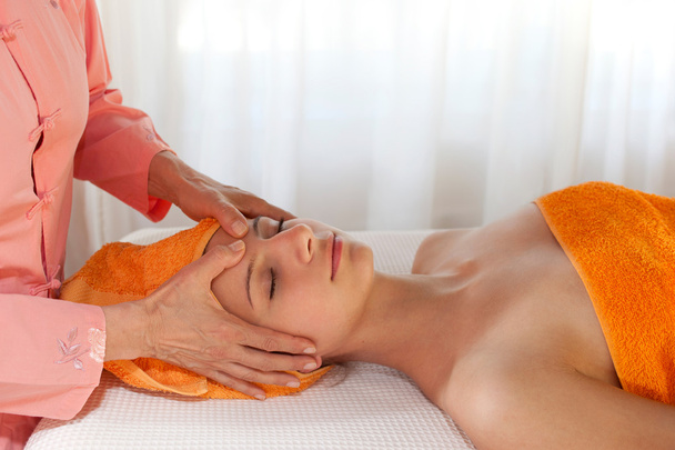 Beauté thérapeute donnant massage du visage
 - Photo, image