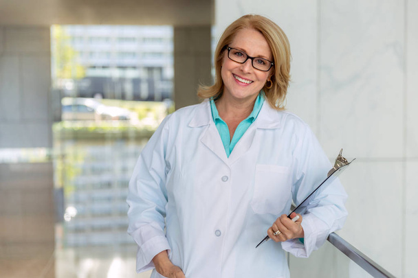 Retrato de una doctora madura del personal médico en el hospital, sonrisa cálida genuina, practicante calificada, médico experimentado
  - Foto, imagen