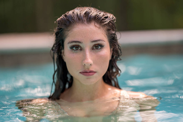 Ritratto di donna bagnata in piscina
 - Foto, immagini
