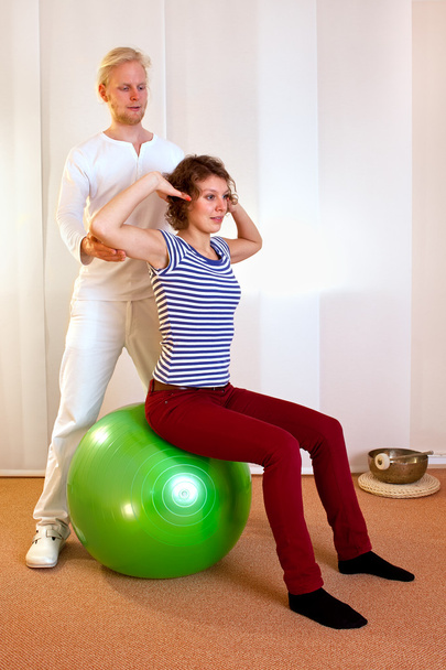 взрослые практикующие позы на шаре упражнений
 - Фото, изображение