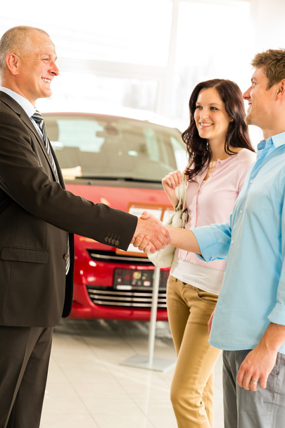 Couple making a deal with car agent - 写真・画像