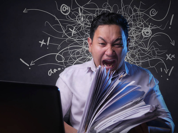 Estrés El hombre de negocios grita en la oficina
 - Foto, Imagen