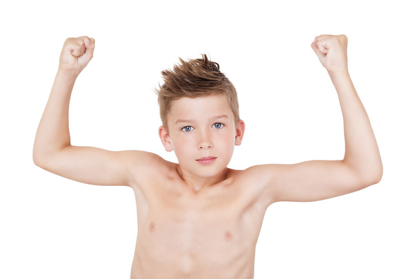 Молодий хлопчик показує м'язи
. - Фото, зображення