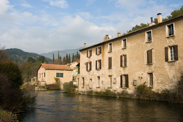 Edificios en un río
 - Foto, Imagen