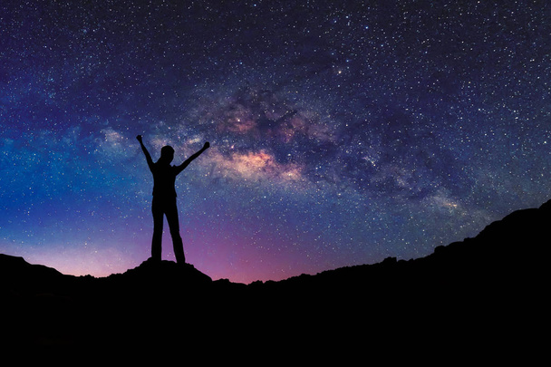 Счастливая свободная женщина на горе со звёздным ночным небом. свобода и концепция победы
. - Фото, изображение