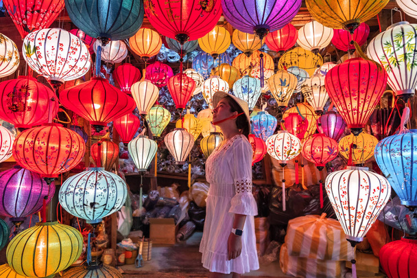 Donna di viaggio che sceglie lanterne a Hoi An, Vietnam
 - Foto, immagini