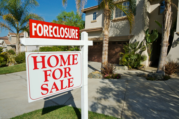 Foreclosure Emlak işareti ve evler - Fotoğraf, Görsel