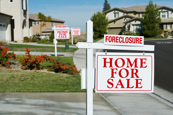 Fila de carteles inmobiliarios de ejecución hipotecaria
 - Foto, imagen