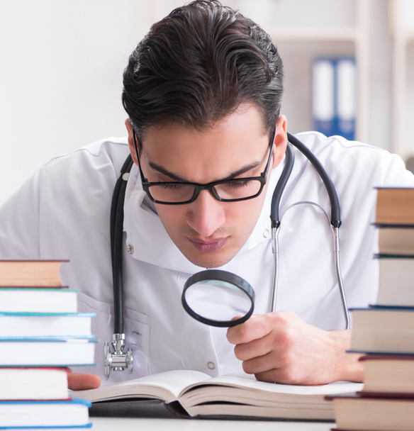 Étudiant en médecine se préparant aux examens universitaires - Photo, image