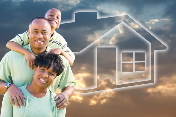 Afro-Amerikaanse familie over hemel, huis - Foto, afbeelding