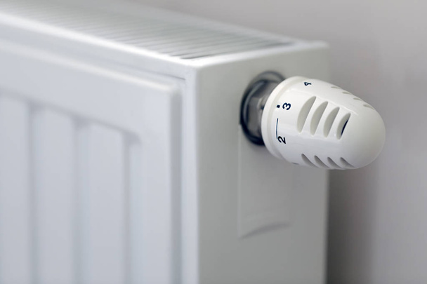 Radiador de calefacción con regulador de temperatura de cerca
 - Foto, Imagen