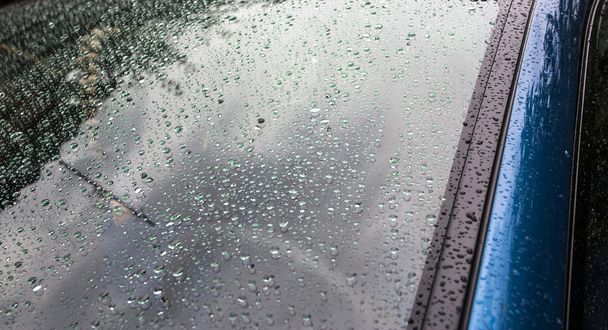 Salpicaduras y gotas de agua en las ventanas de un coche
 - Foto, imagen