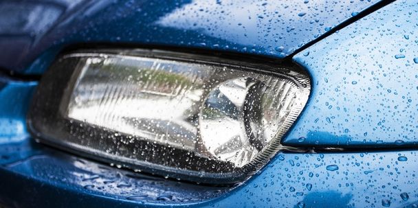 Gépkocsi fényszóró, eső után - Fotó, kép